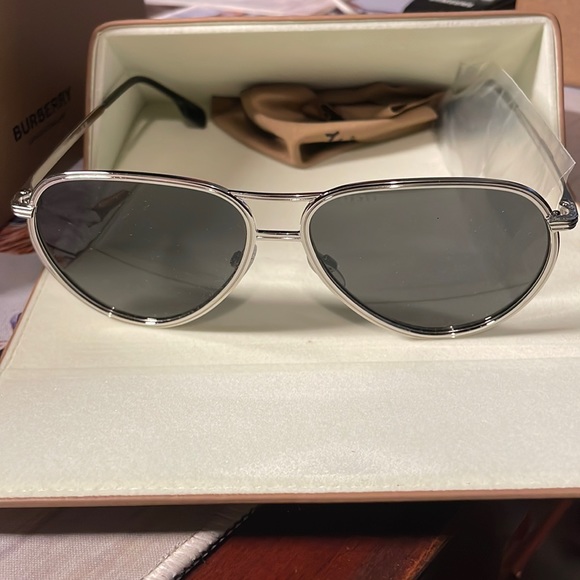 I am selling my Burberry Scott sunglasses. It’s brand new and has not been worn. - Picture 1 of 4